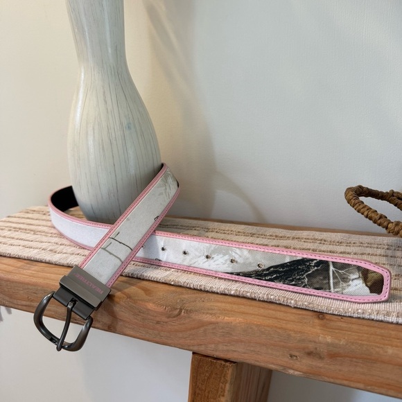 Realtree Accessories - Realtree White Camo Belt with Pink trim and metal buckle size S/M country girl